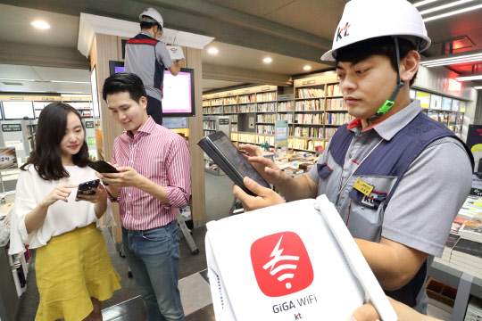 KT는 11일 전 국민 대상 10만 와이파이(WiFi) AP 개방을 완료하고 KT 스마트폰 전 고객 WiFi 서비스 기본 제공, 지하철 객실 WiFi 장비 교체 등 KT WiFi 서비스 향상에 나선다고 밝혔다. 사진은 KT 직원들이 10일 WiFi 장비 교체 작업을 진행하는 모습. <KT 제공>